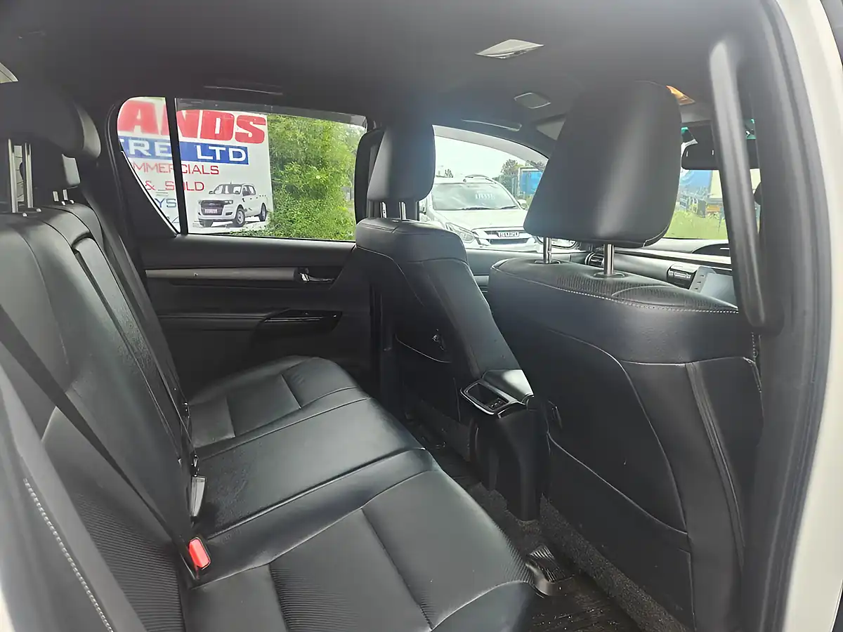 Used 2023 Toyota Hi-Lux Invincible X White - Interior and Exterior details 9
