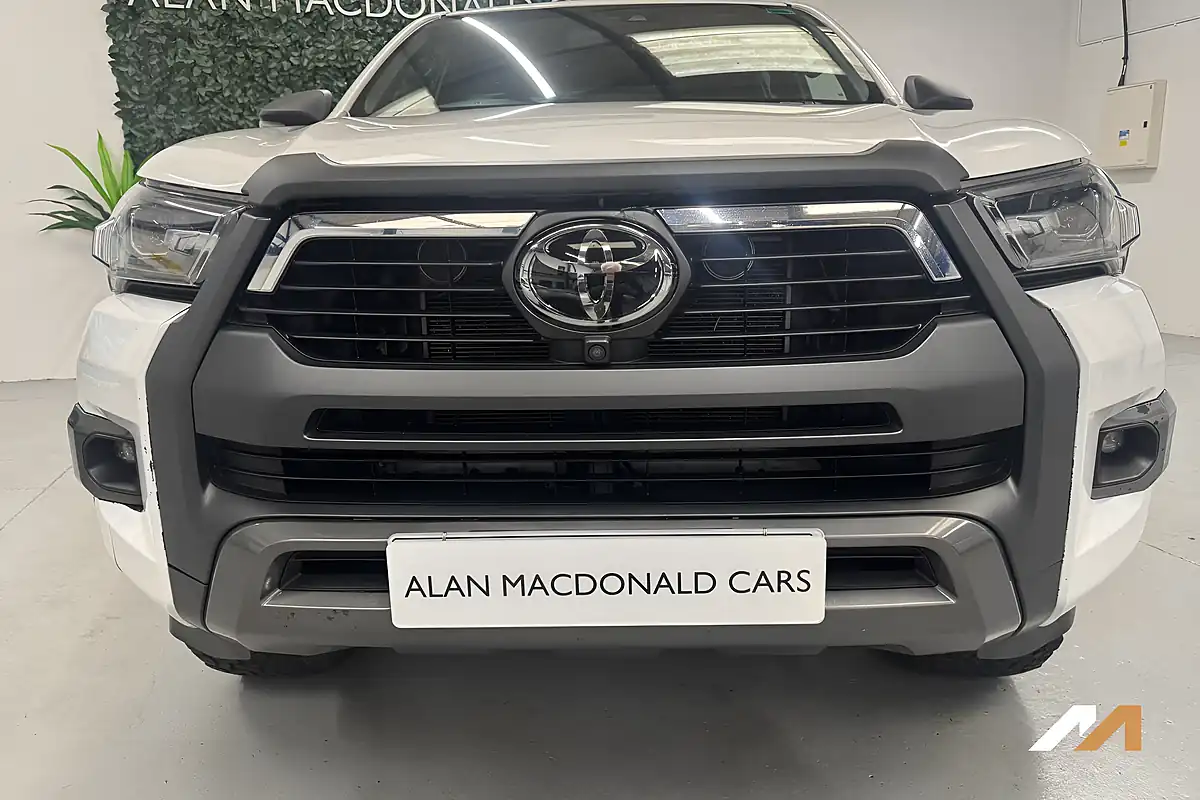 Used 2023 Toyota Hilux Invincible X White - Interior and Exterior details 7