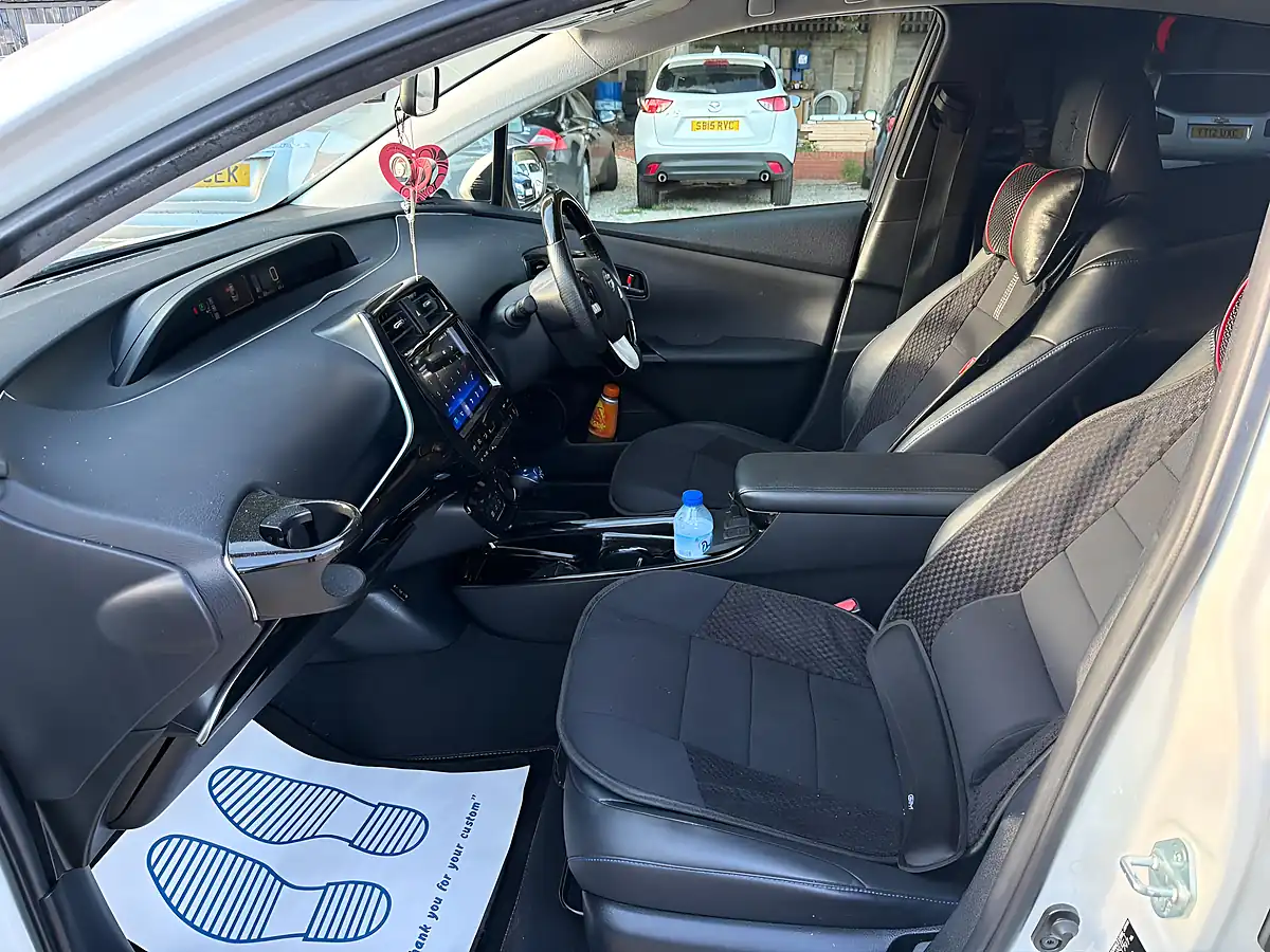 Used 2023 Toyota Prius White - Interior and Exterior details 11