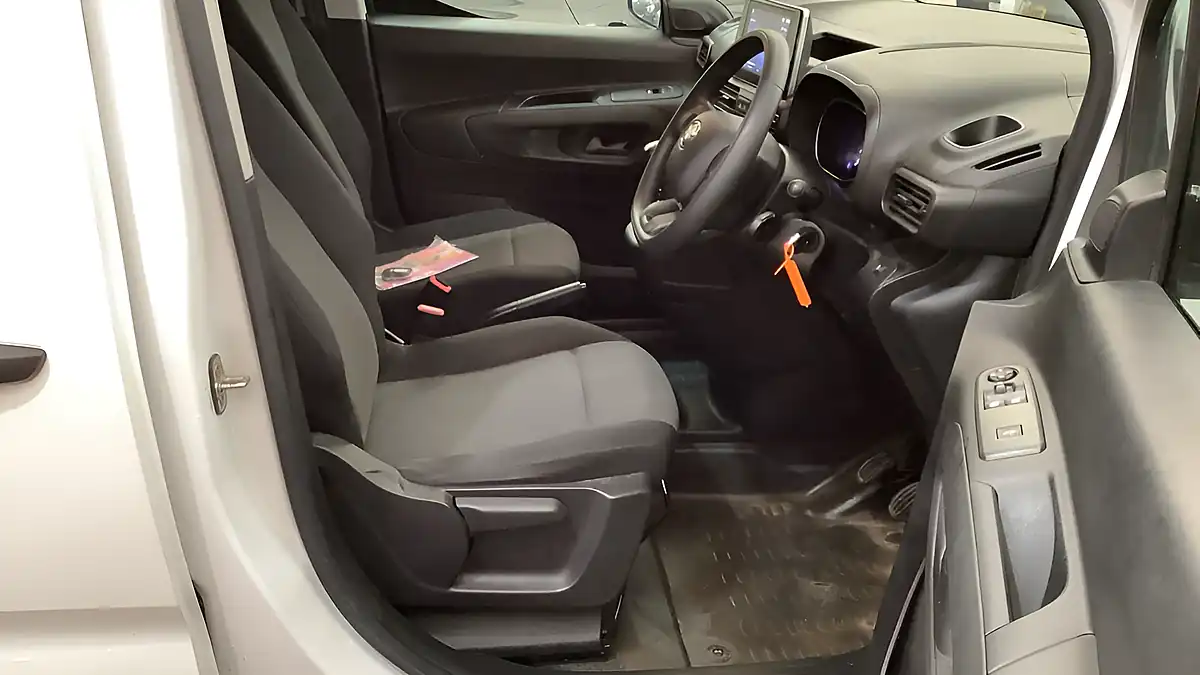 Used 2023 Toyota Proace City Active White - Interior and Exterior details 6