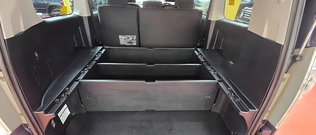 Used 2023 Toyota Voxy Purple - Interior and Exterior details 14