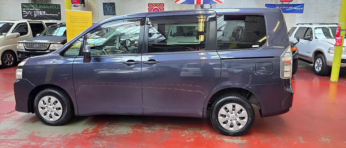 Used 2023 Toyota Voxy Purple - Interior and Exterior details 15