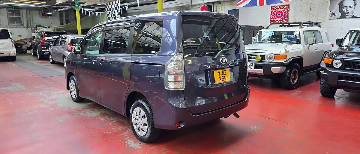 Used 2023 Toyota Voxy Purple - Interior and Exterior details 16