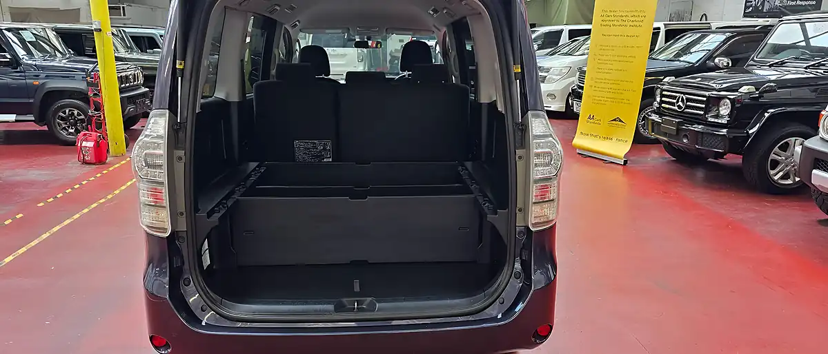 Used 2023 Toyota Voxy Purple - Interior and Exterior details 18