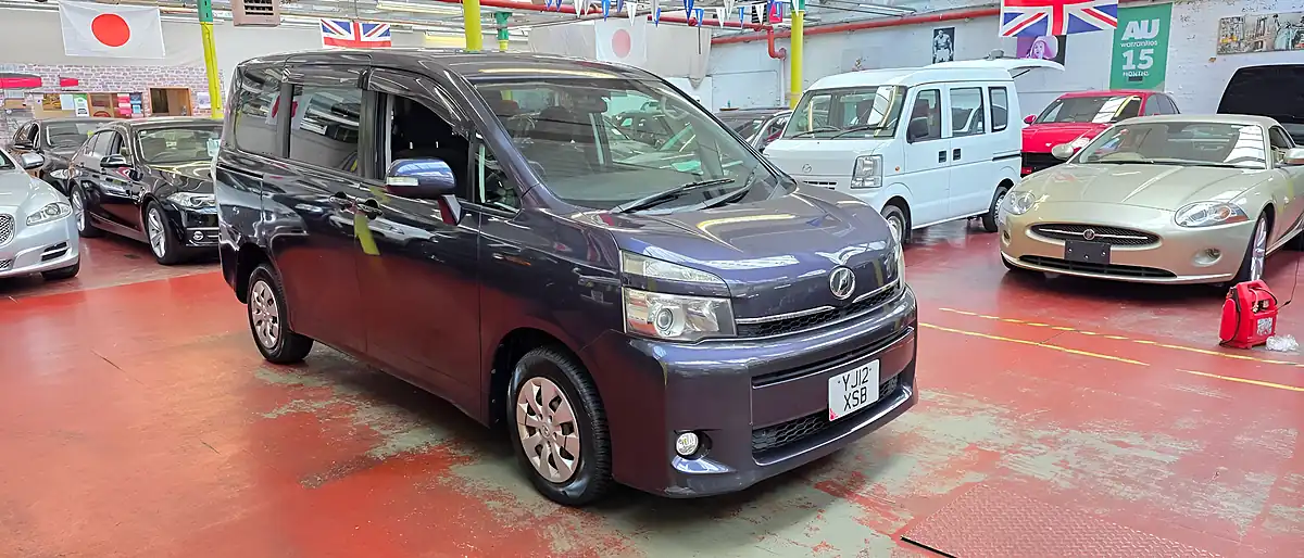 Used 2023 Toyota Voxy Purple - Interior and Exterior details 3