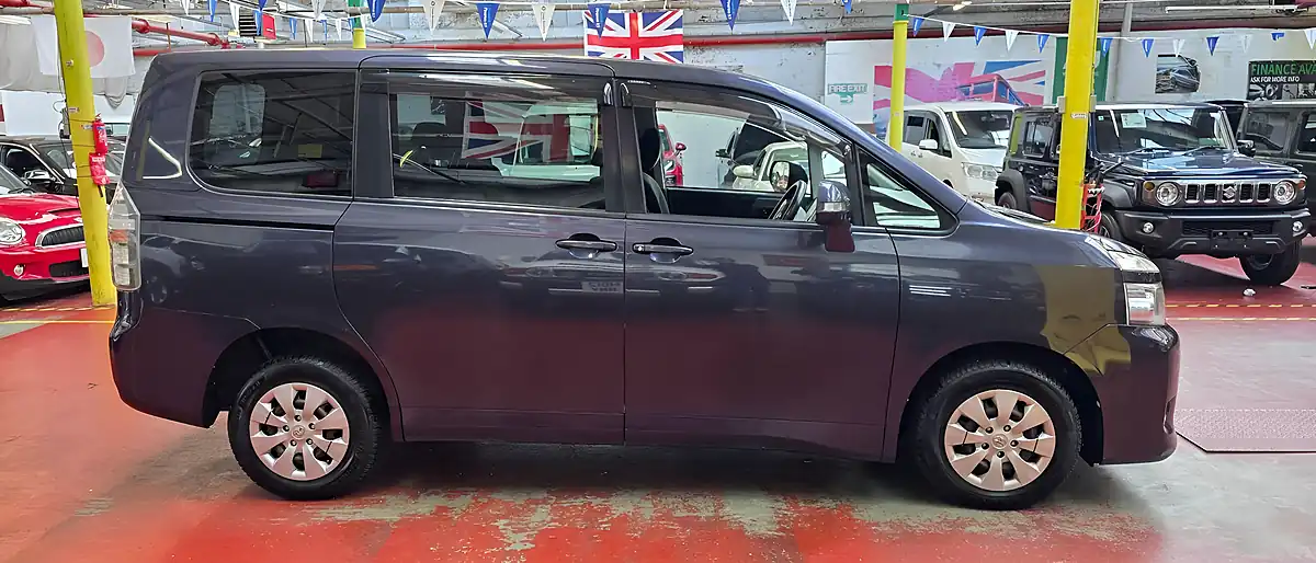 Used 2023 Toyota Voxy Purple - Interior and Exterior details 4