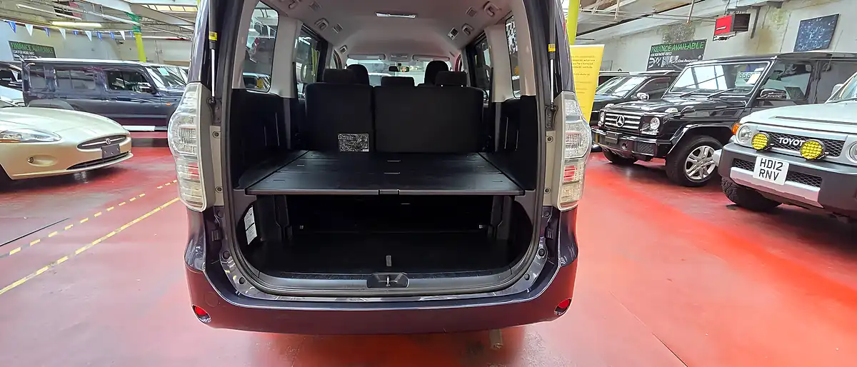 Used 2023 Toyota Voxy Purple - Interior and Exterior details 6