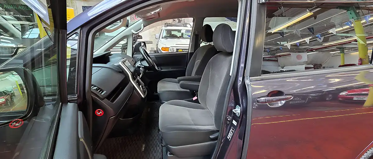 Used 2023 Toyota Voxy Purple - Interior and Exterior details 7
