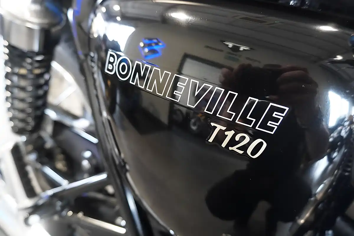 Used 2023 Triumph Bonneville T120 Blue Metallic - Interior and Exterior details 8