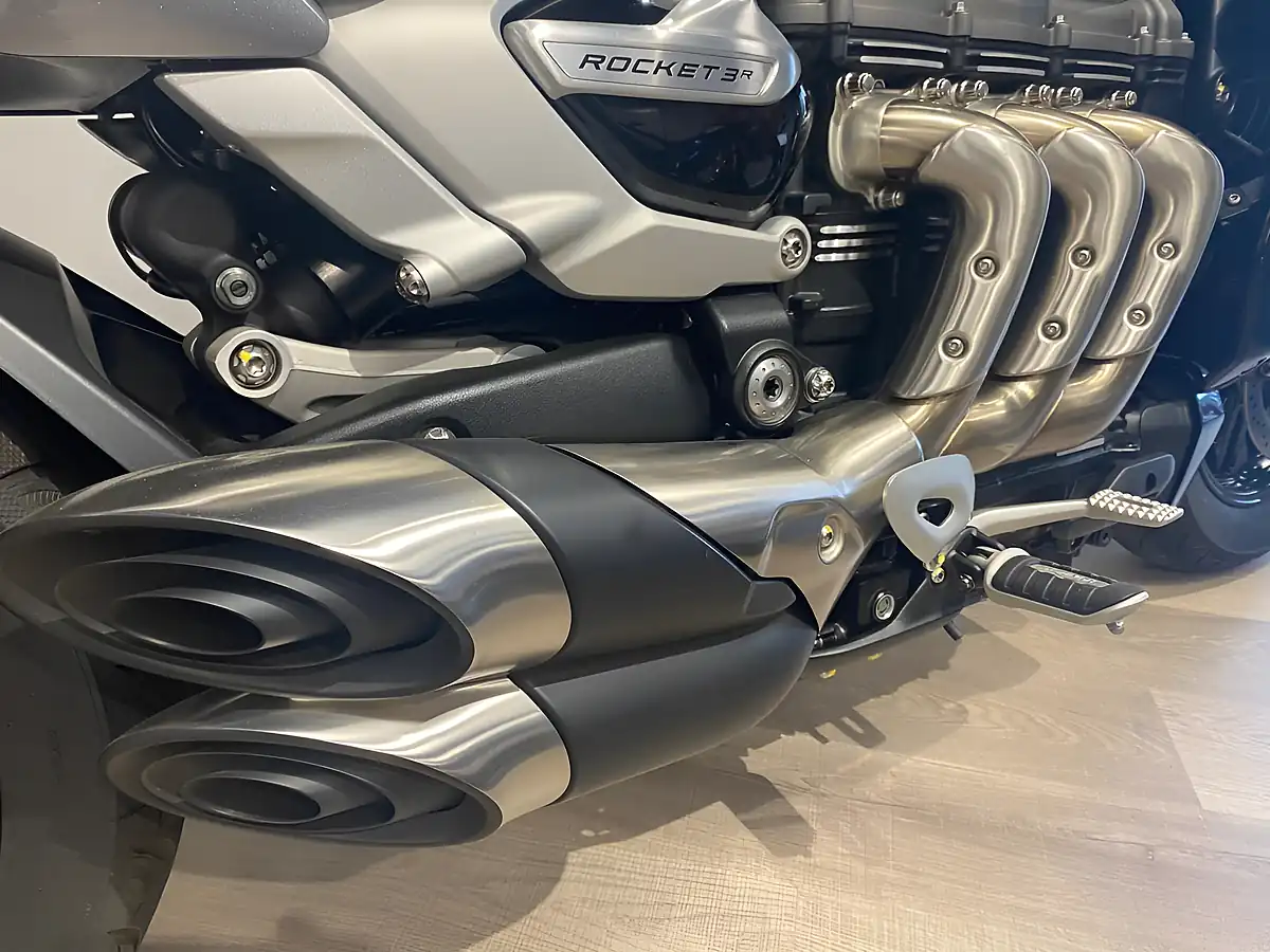 Used 2023 Triumph Rocket 3 R Silver Ice / Cranberry Red - Interior and Exterior details 9