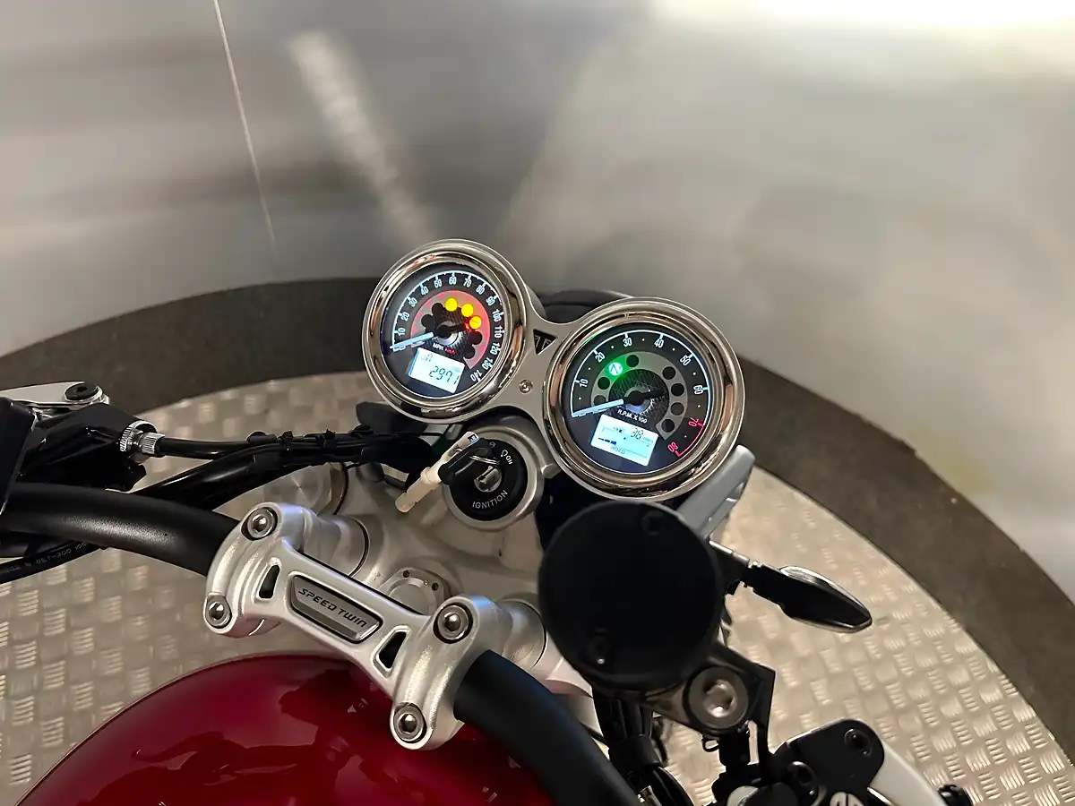 Used 2023 Triumph Speed Twin Red - Interior and Exterior details 14