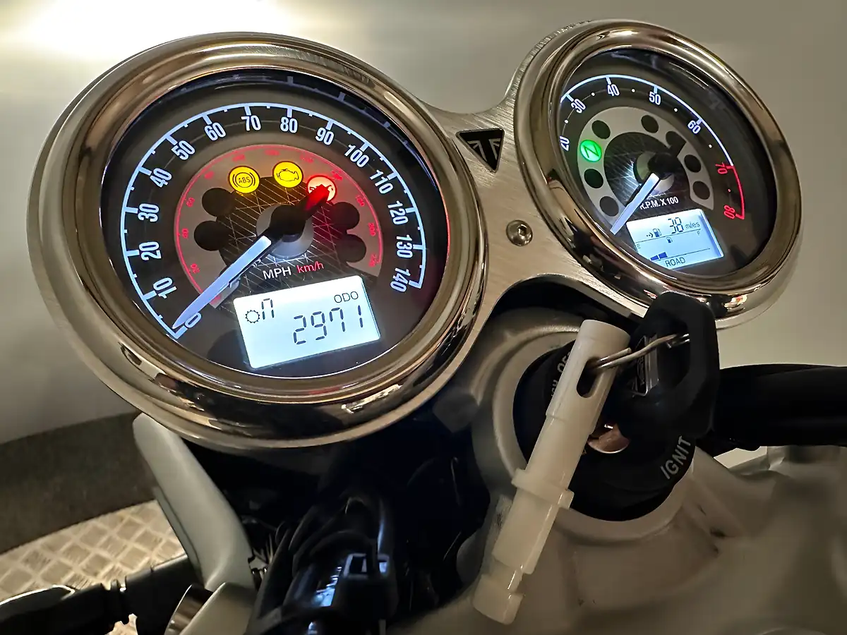 Used 2023 Triumph Speed Twin Red - Interior and Exterior details 3