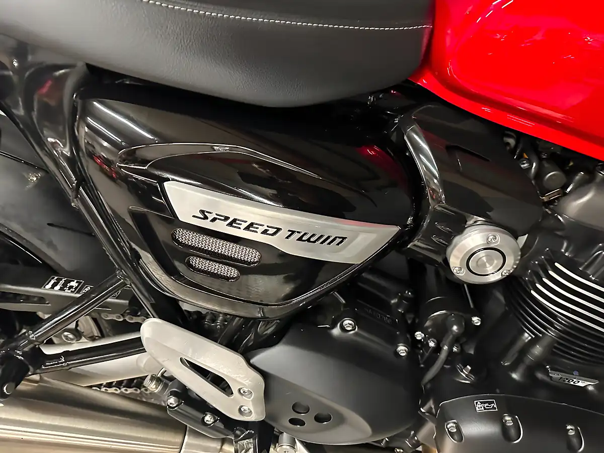 Used 2023 Triumph Speed Twin Red - Interior and Exterior details 9