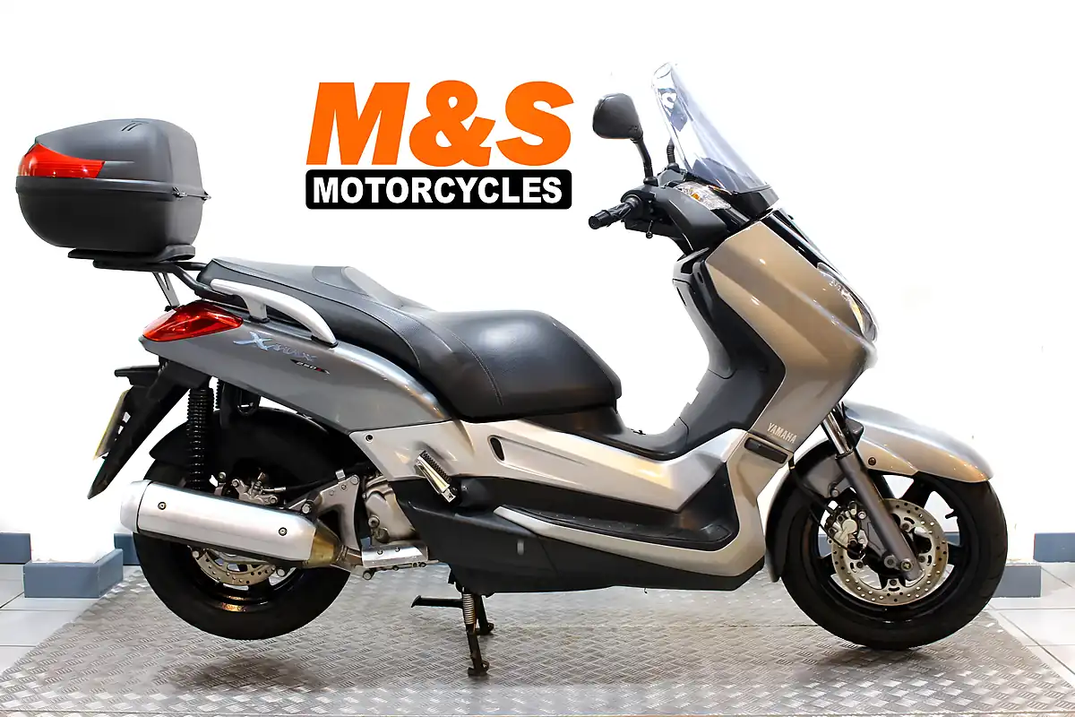 Used 2023 Triumph Speed Twin Red - Interior and Exterior details 12