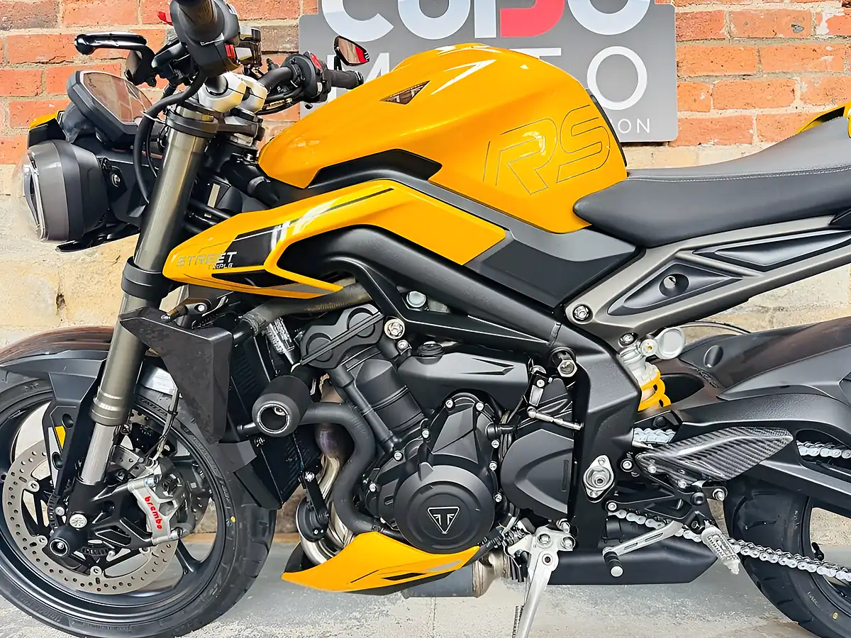 Used 2023 Triumph Street Triple 765 RS Yellow - Interior and Exterior details 16