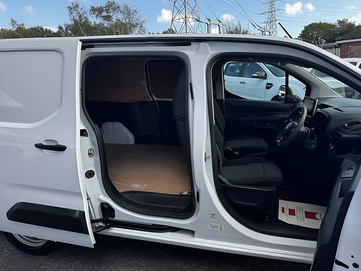 Used 2023 Vauxhall Combo 2300 Prime Icy White - Interior and Exterior details 8