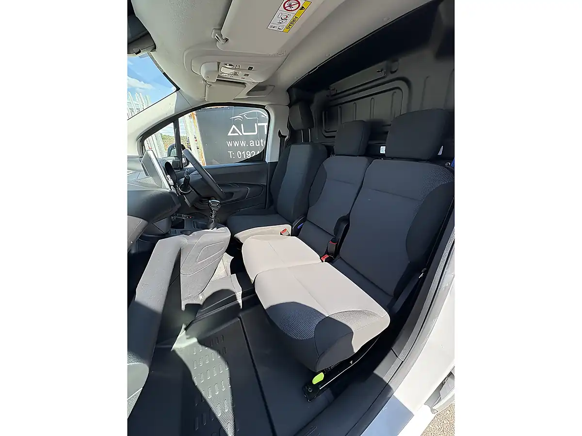 Used 2023 Vauxhall Combo 2300 Pro Icy White - Interior and Exterior details 12