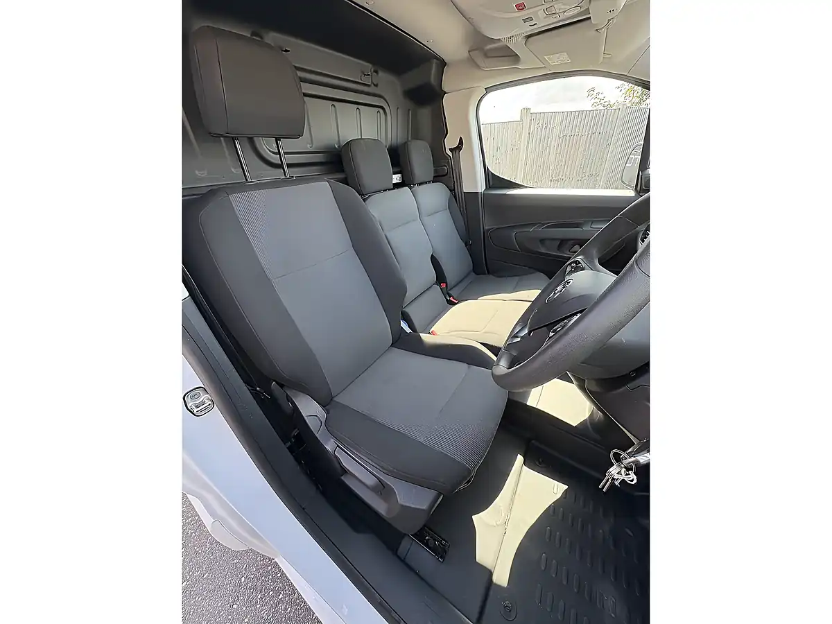 Used 2023 Vauxhall Combo 2300 Pro Icy White - Interior and Exterior details 17