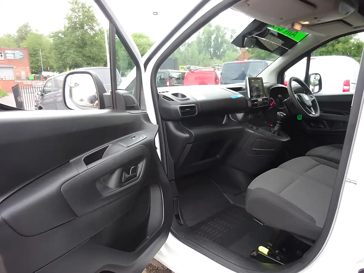 Used 2023 Vauxhall Combo Cargo Pro L2 H1 (lwb) White - Interior and Exterior details 11