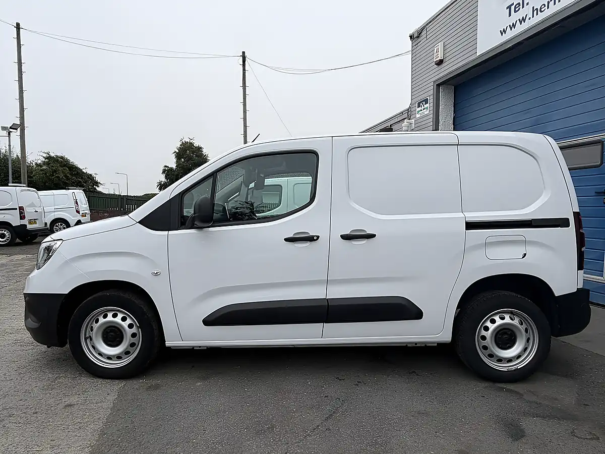 Used 2023 Vauxhall Combo Prime Icy White - Interior and Exterior details 5