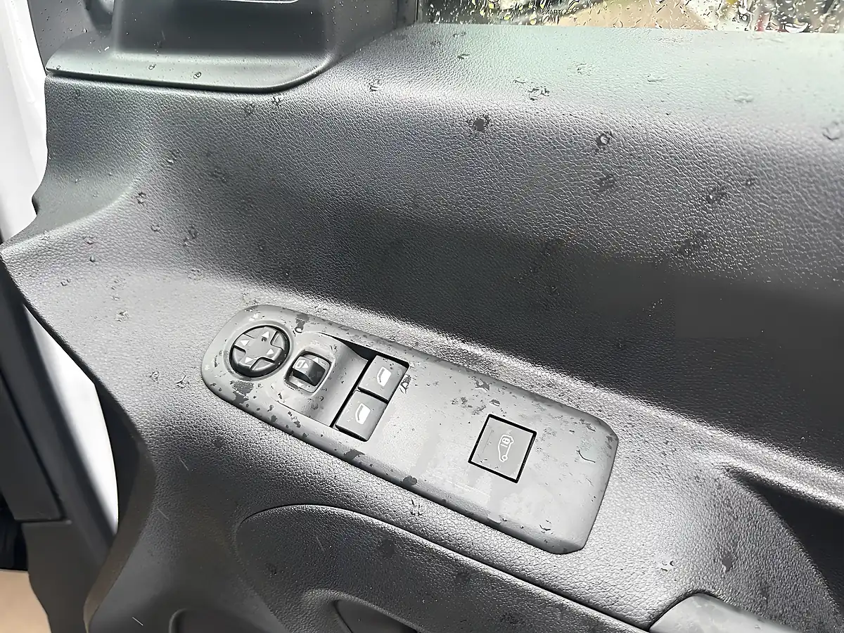 Used 2023 Vauxhall Combo Pro Icy White - Interior and Exterior details 10