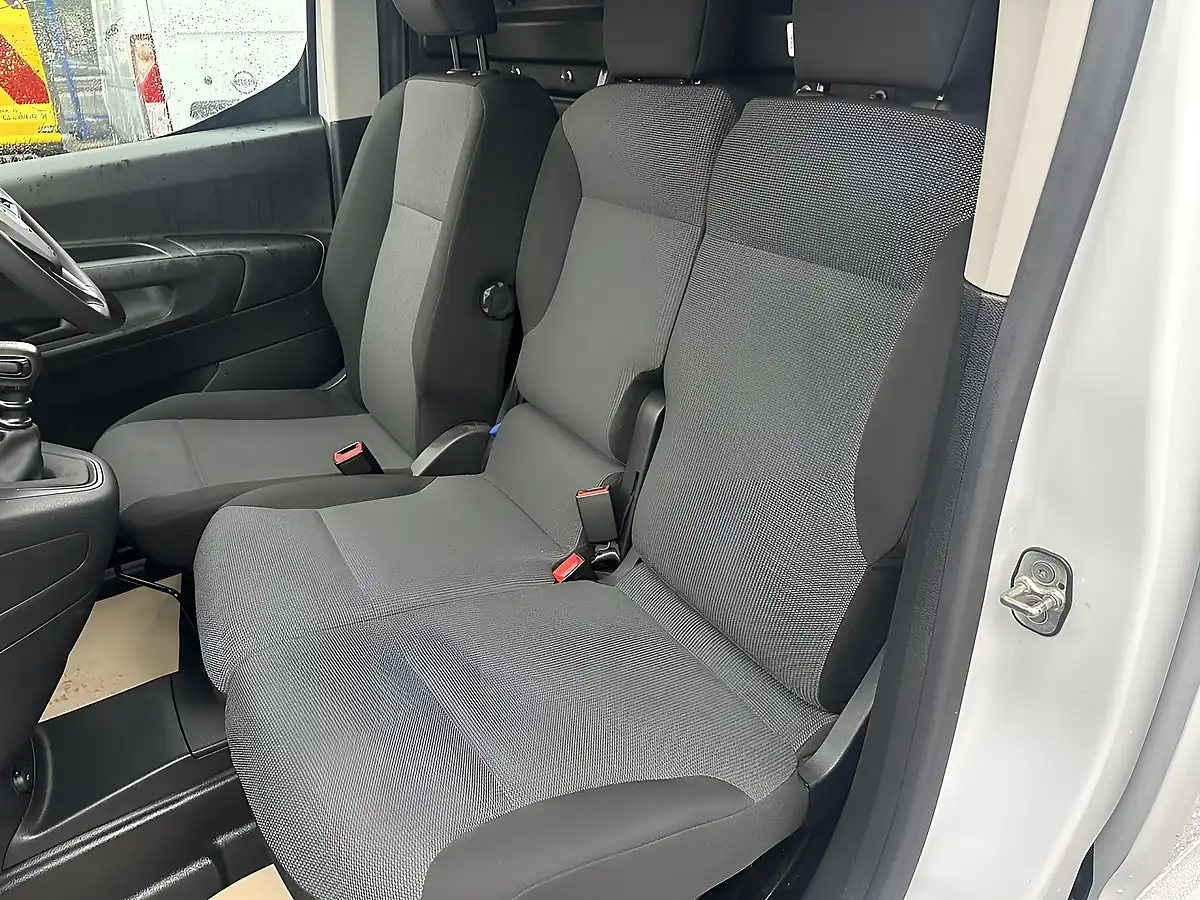 Used 2023 Vauxhall Combo Pro Icy White - Interior and Exterior details 15