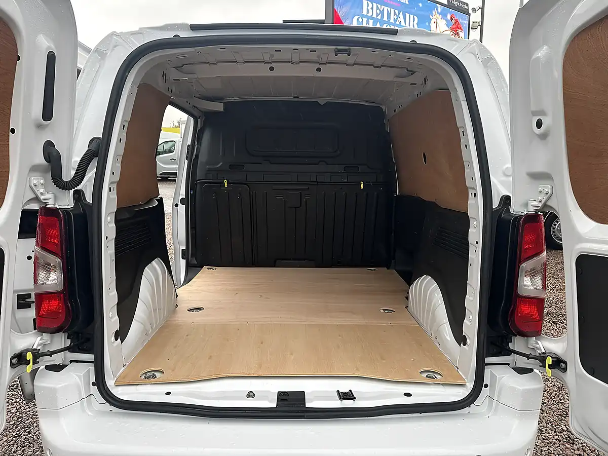 Used 2023 Vauxhall Combo Pro Icy White - Interior and Exterior details 18