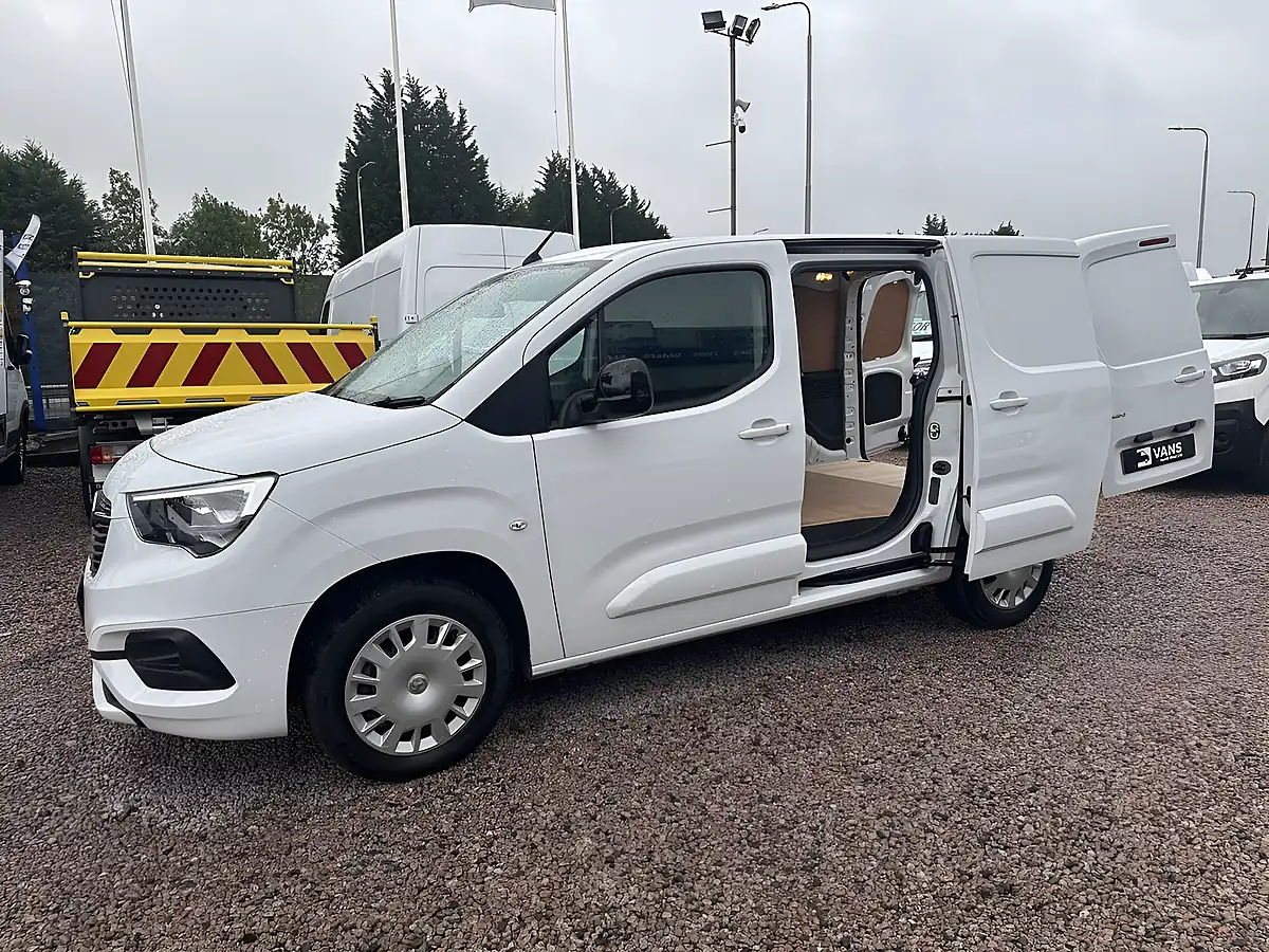 Used 2023 Vauxhall Combo Pro Icy White - Interior and Exterior details 19