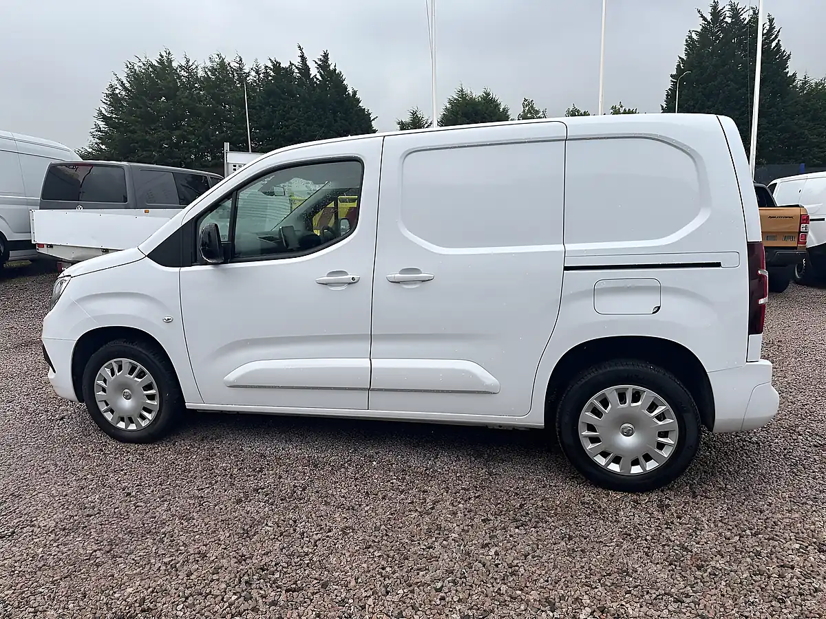 Used 2023 Vauxhall Combo Pro Icy White - Interior and Exterior details 6