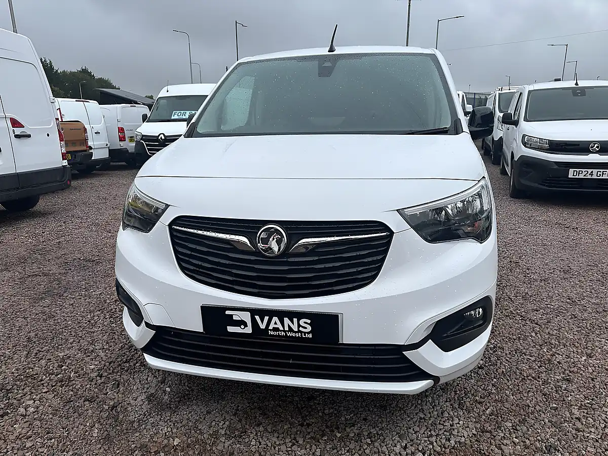 Used 2023 Vauxhall Combo Pro Icy White - Interior and Exterior details 8