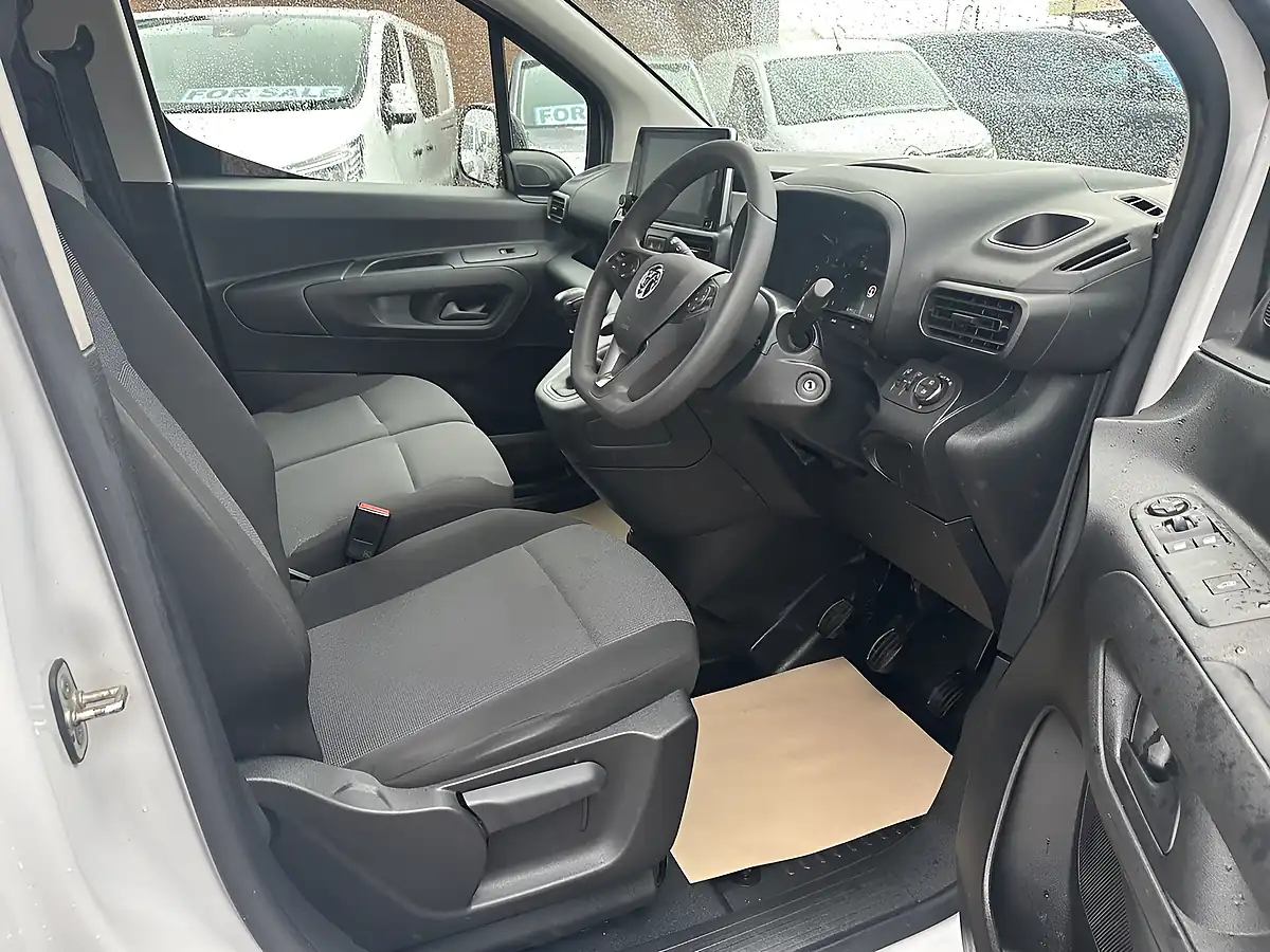 Used 2023 Vauxhall Combo Pro Icy White - Interior and Exterior details 9