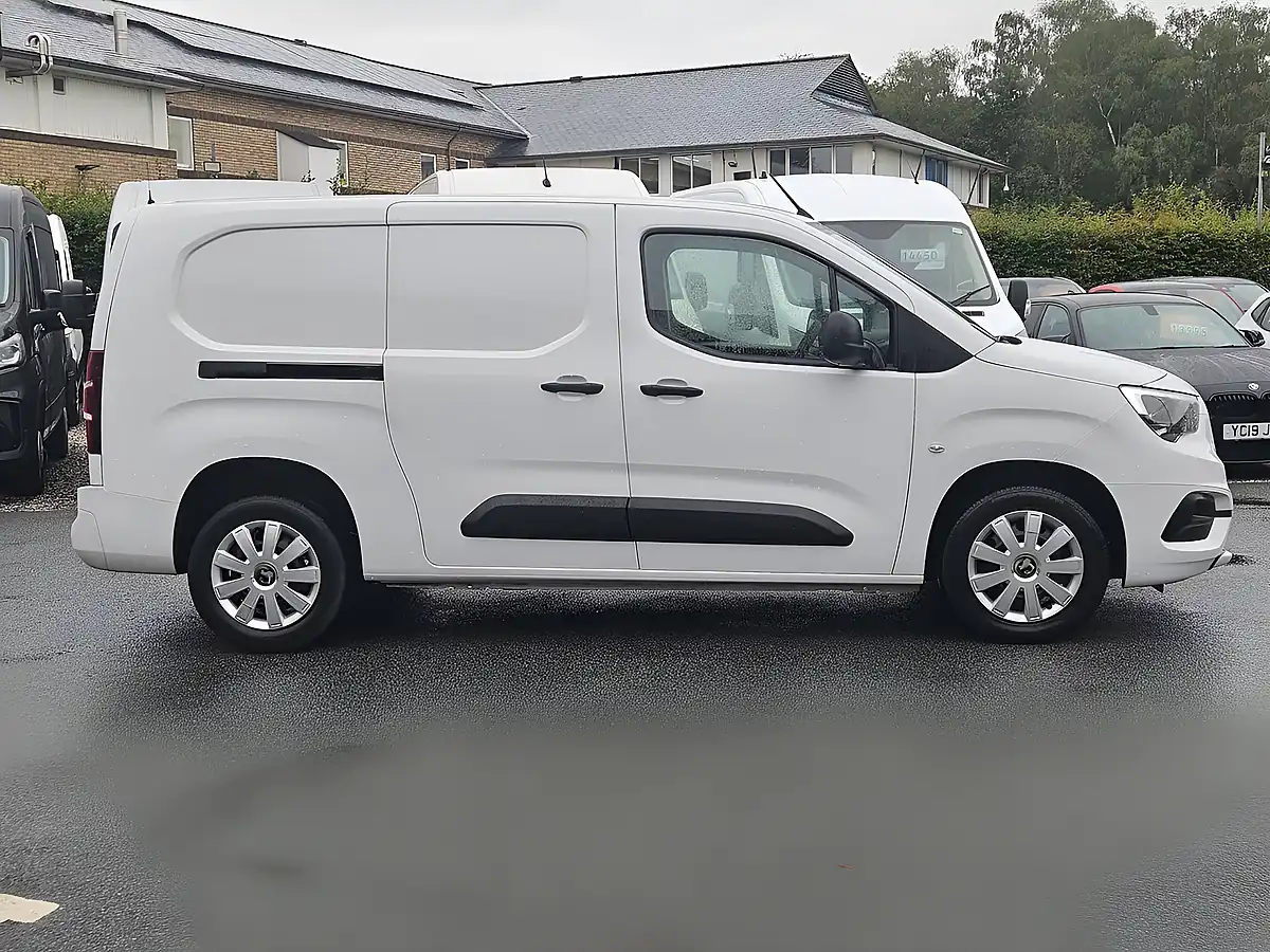 Used 2023 Vauxhall Combo Pro L2 Icy White - Interior and Exterior details 8