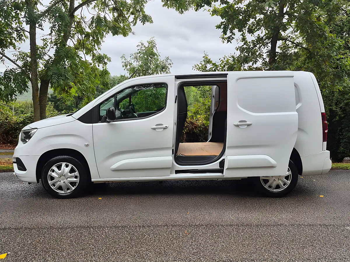 Used 2023 Vauxhall Combo Pro L2 Kaolin White - Interior and Exterior details 8