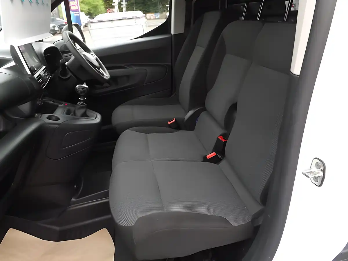 Used 2023 Vauxhall Combo Pro White - Interior and Exterior details 8