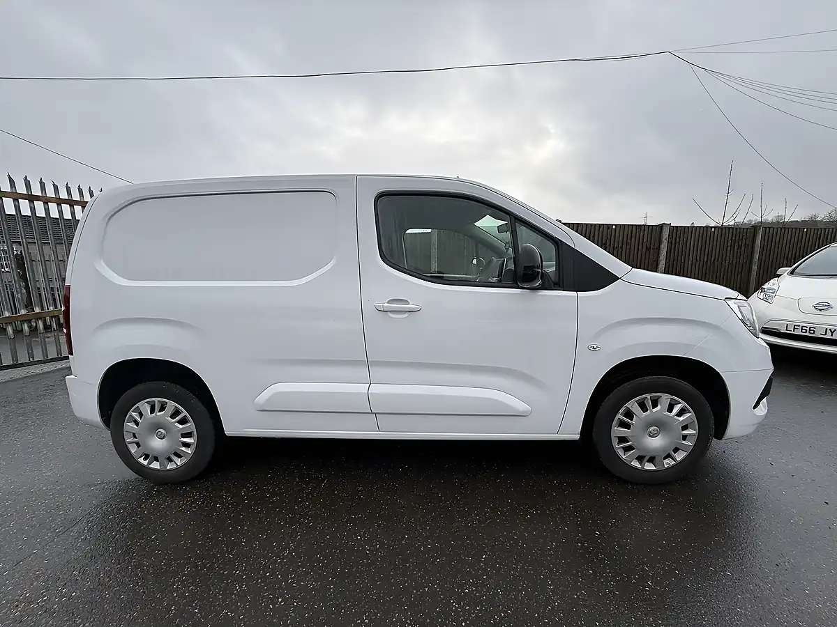 Used 2023 Vauxhall Combo Pro White - Interior and Exterior details 17