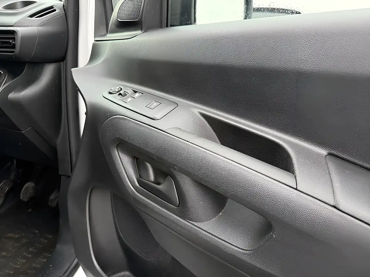 Used 2023 Vauxhall Combo Pro White - Interior and Exterior details 19