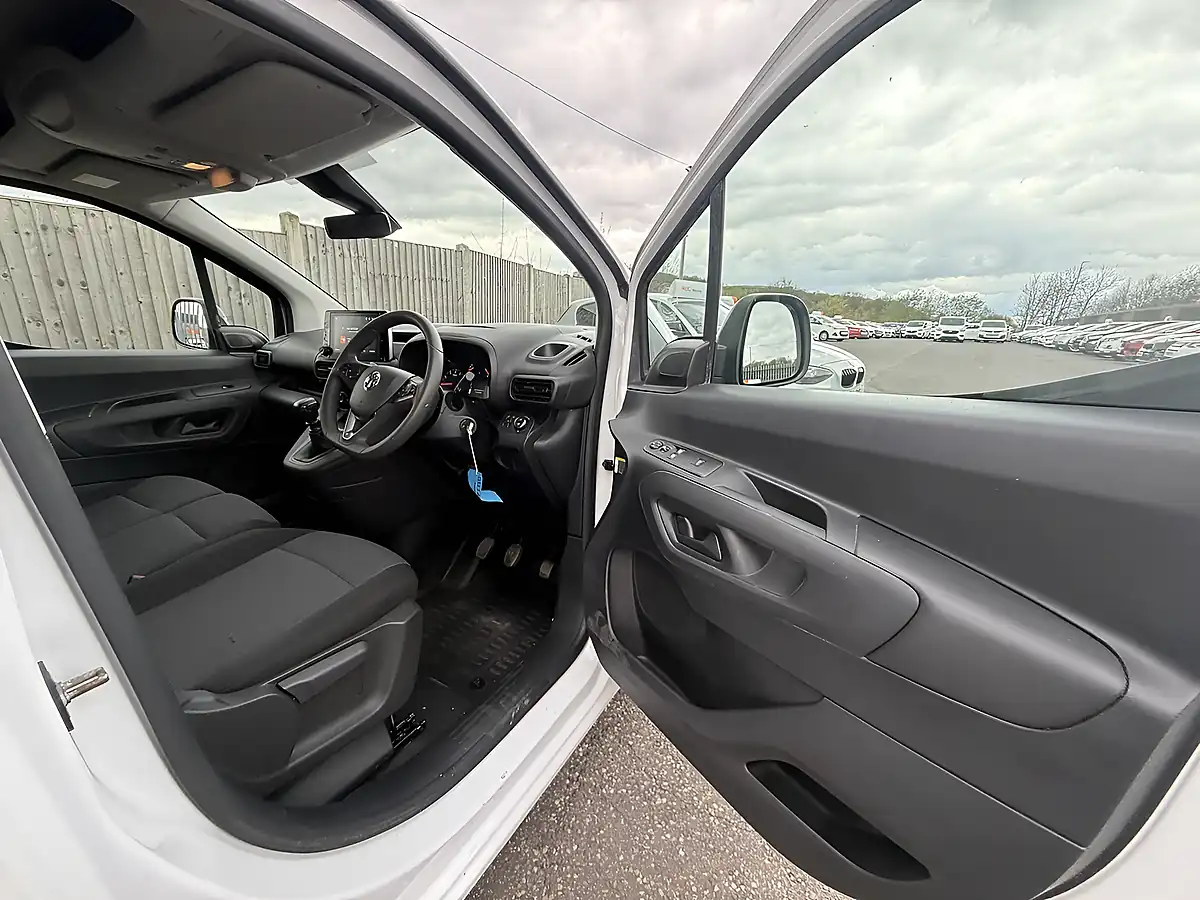 Used 2023 Vauxhall Combo Pro White - Interior and Exterior details 15