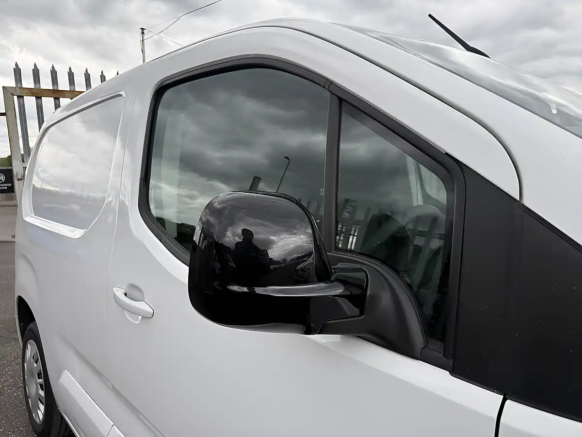 Used 2023 Vauxhall Combo Pro White - Interior and Exterior details 16