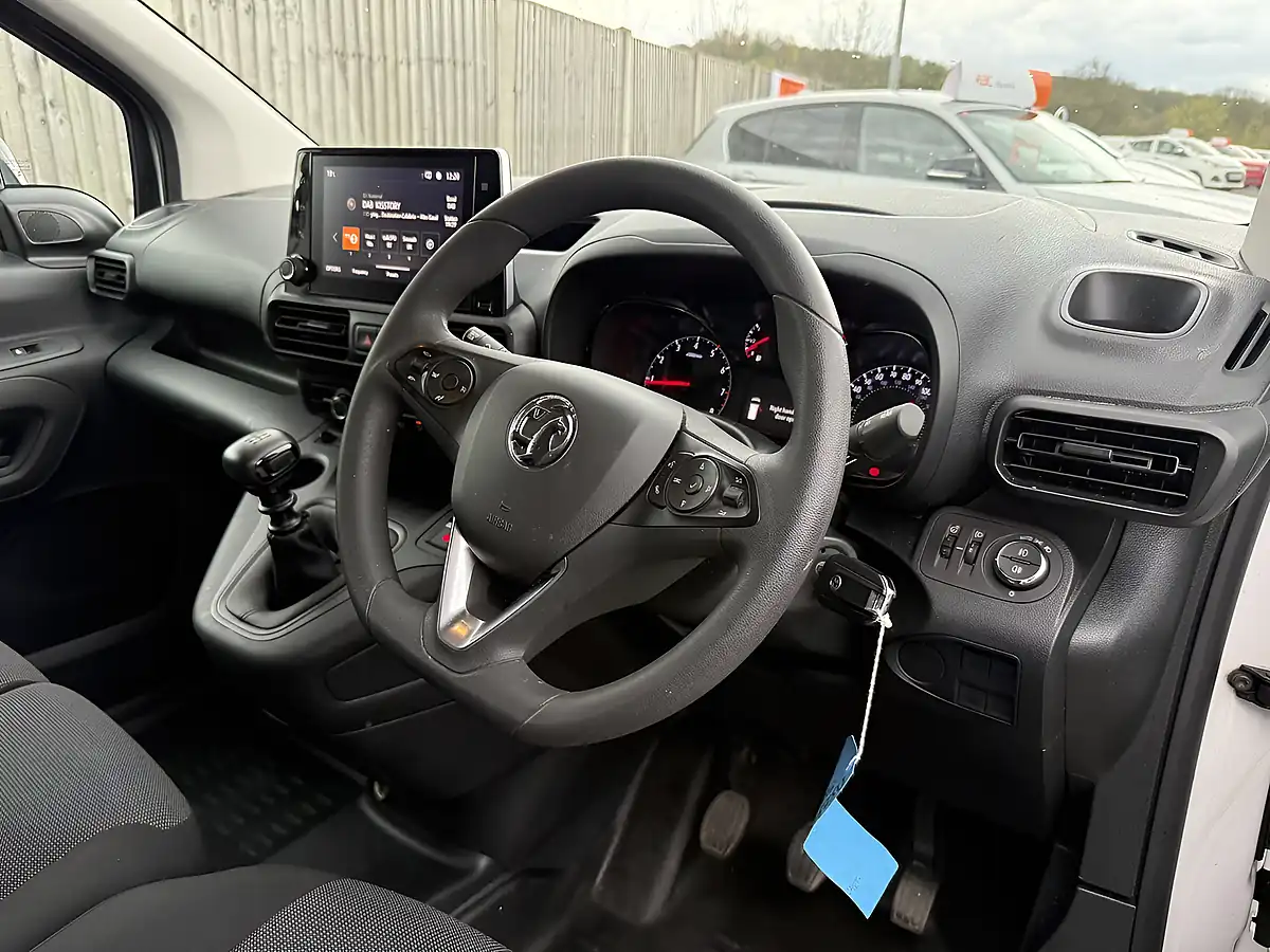 Used 2023 Vauxhall Combo Pro White - Interior and Exterior details 18