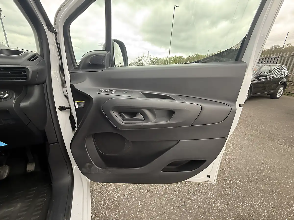 Used 2023 Vauxhall Combo Pro White - Interior and Exterior details 19