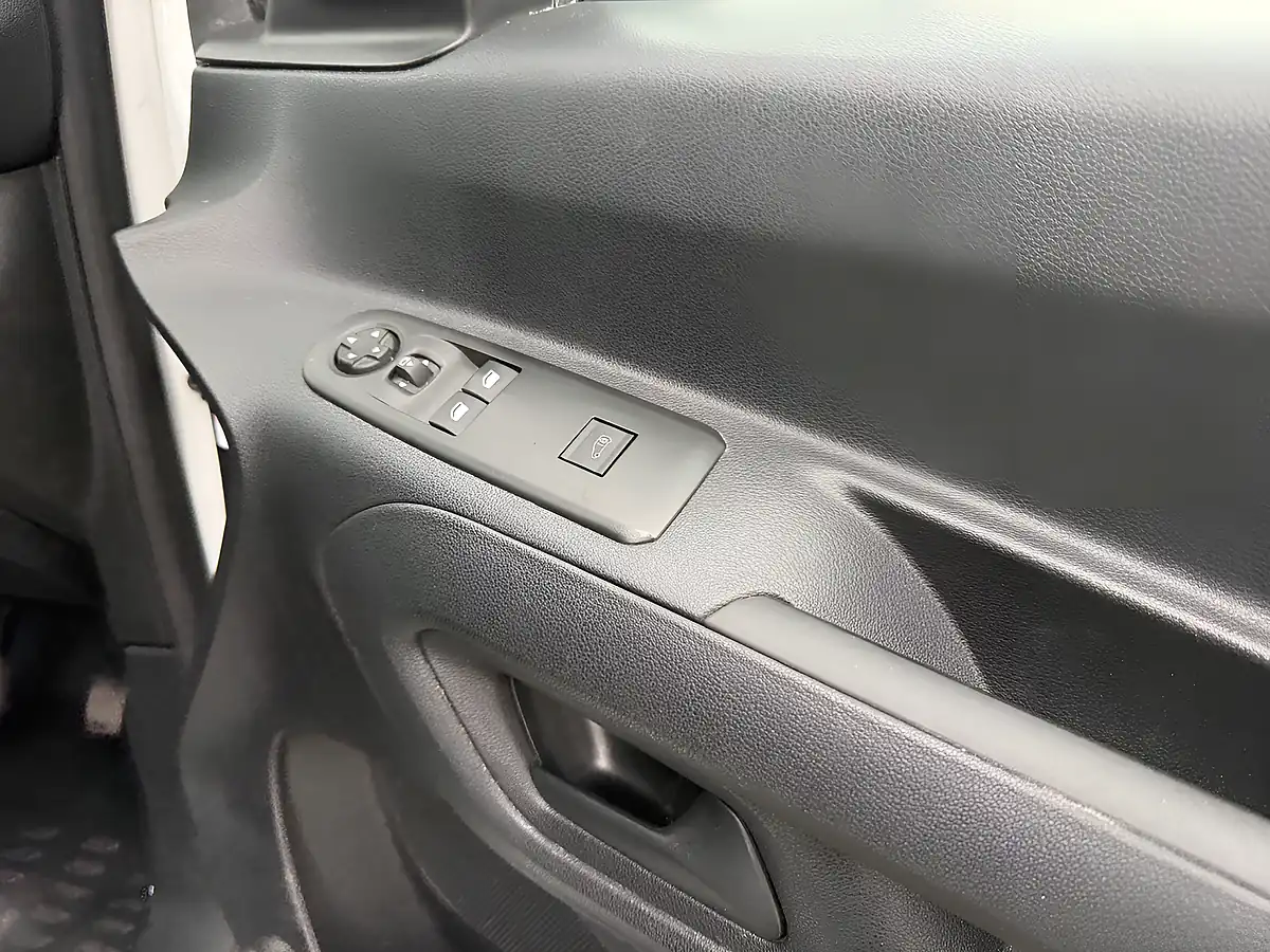 Used 2023 Vauxhall Combo Pro White - Interior and Exterior details 20