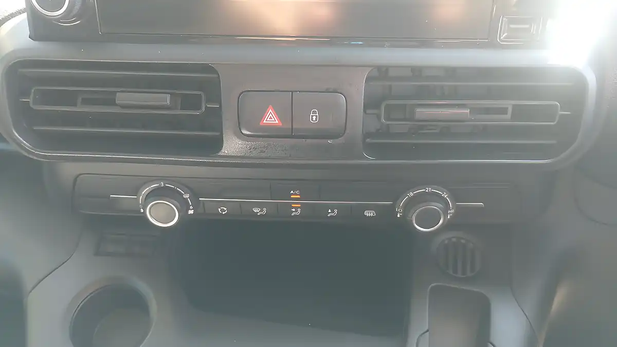 Used 2023 Vauxhall Combo Pro White - Interior and Exterior details 13