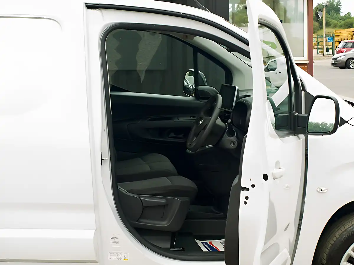 Used 2023 Vauxhall Combo Pro White - Interior and Exterior details 15