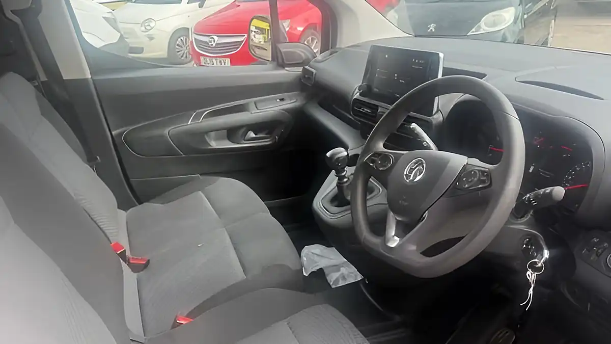 Used 2023 Vauxhall Combo Pro White - Interior and Exterior details 9