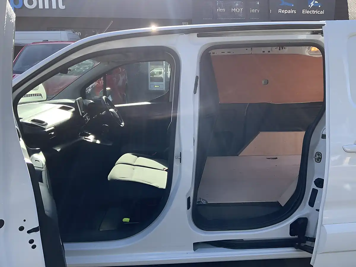 Used 2023 Vauxhall Combo Pro White - Interior and Exterior details 13