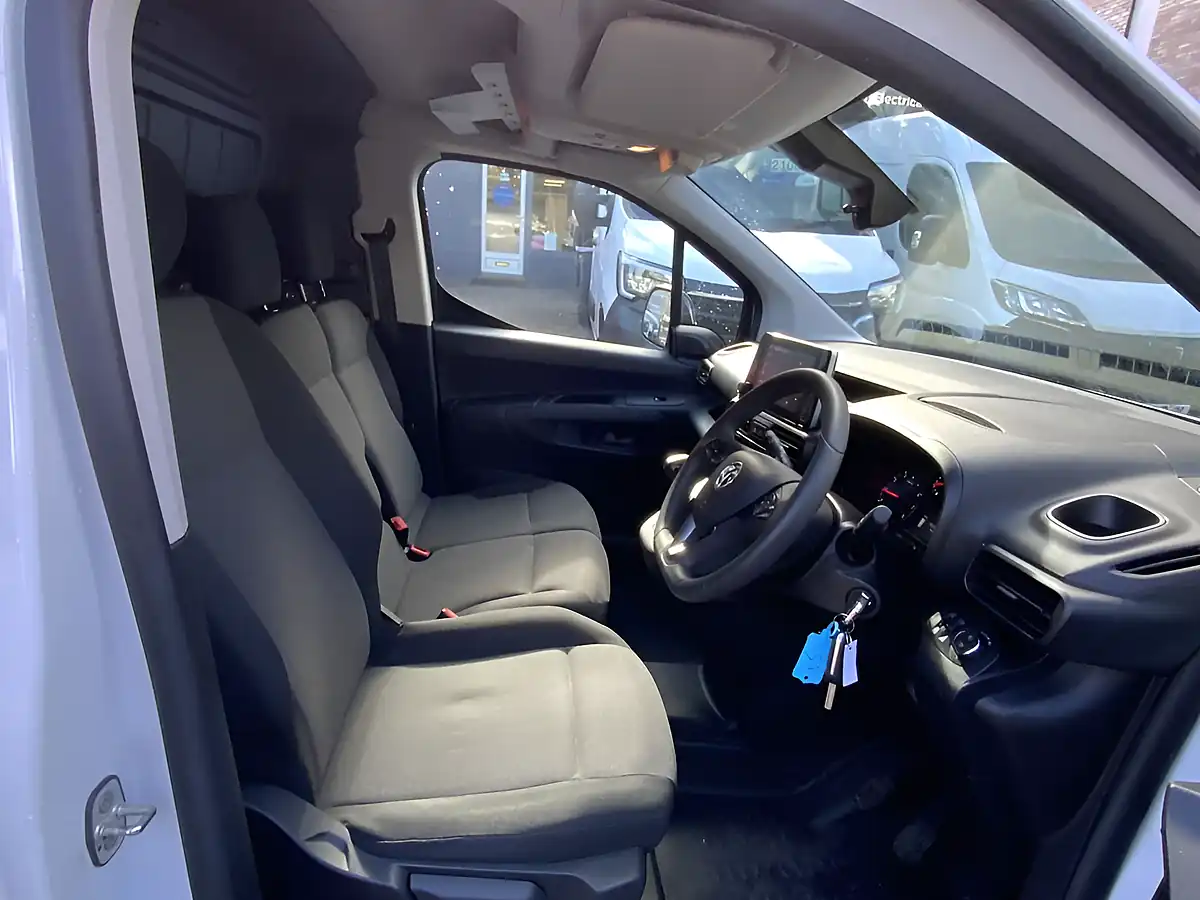 Used 2023 Vauxhall Combo Pro White - Interior and Exterior details 16