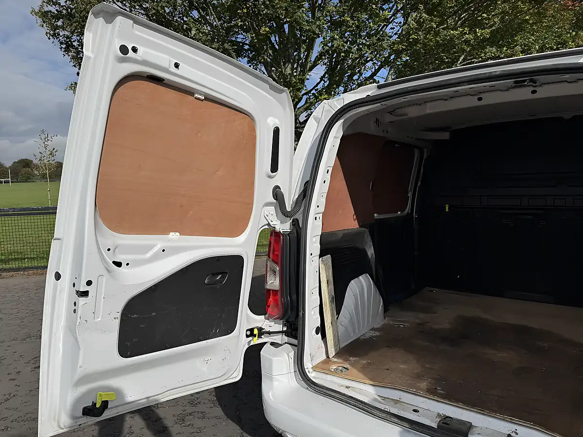 Used 2023 Vauxhall Combo Pro White - Interior and Exterior details 10
