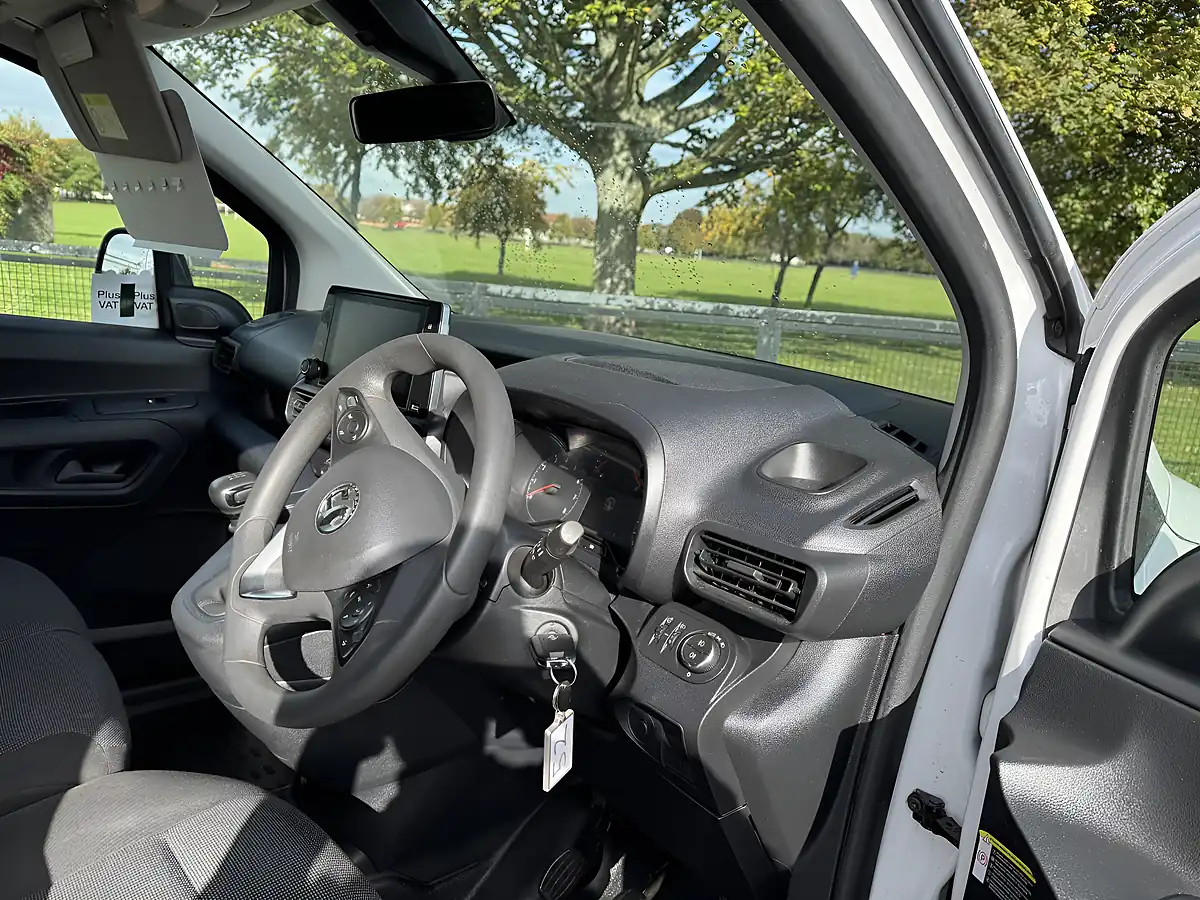 Used 2023 Vauxhall Combo Pro White - Interior and Exterior details 14
