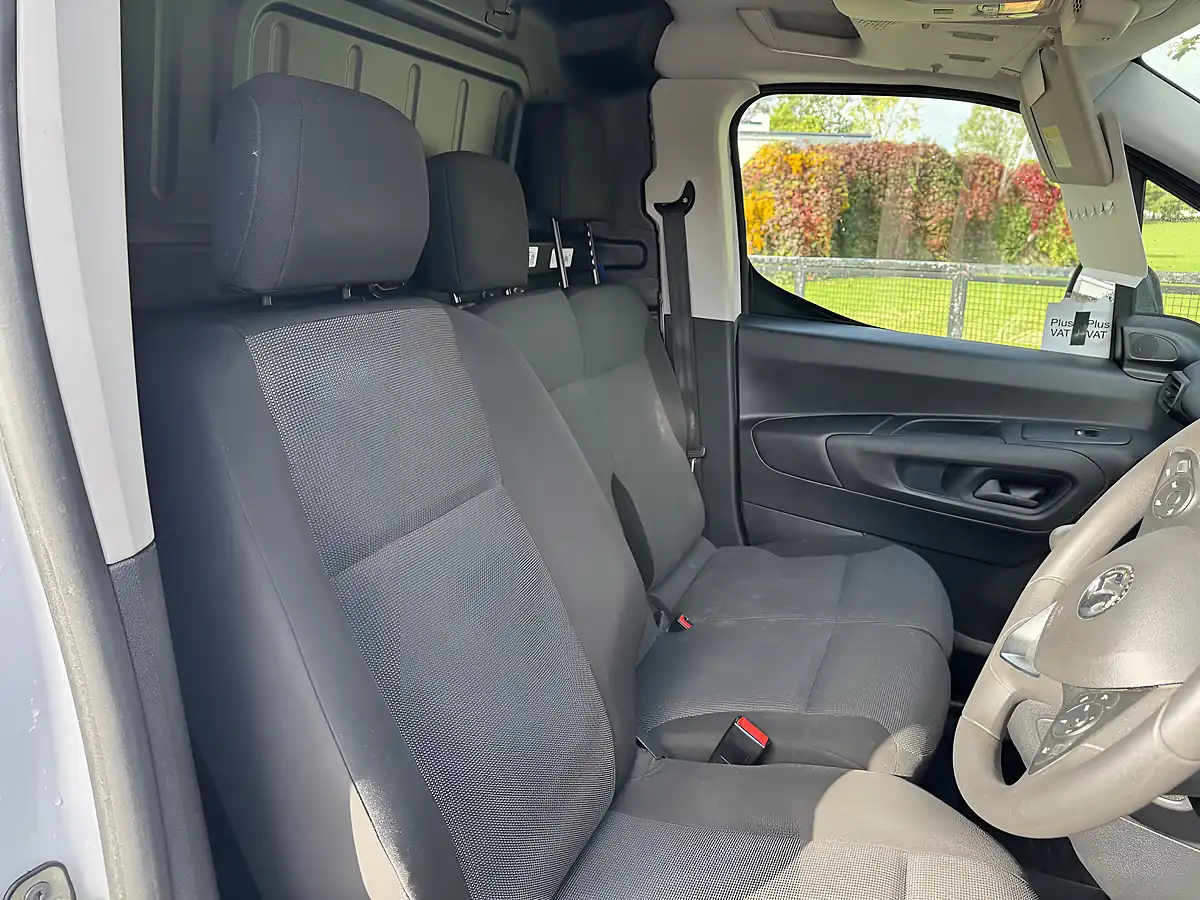 Used 2023 Vauxhall Combo Pro White - Interior and Exterior details 15