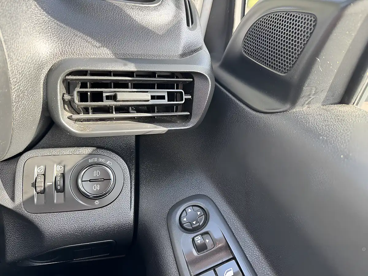 Used 2023 Vauxhall Combo Pro White - Interior and Exterior details 17